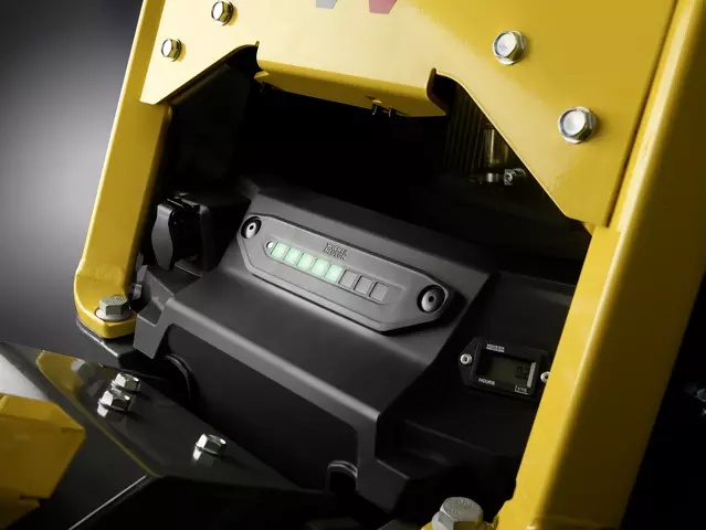 Zbliżenie na panel kontroli zagęszczenia Compatec w zagęszczarce Wacker Neuson DPU 6260